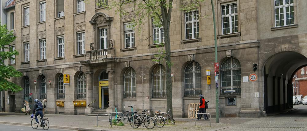 Die Berliner Postbank-Filiale an der Uhlandstraße in Wilmersdorf bietet bald keine Postdienstleistungen mehr an.