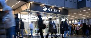 Die Warenhauskette Galeria Karstadt Kaufhof hat zum dritten Mal einen Insolvenzantrag gestellt.