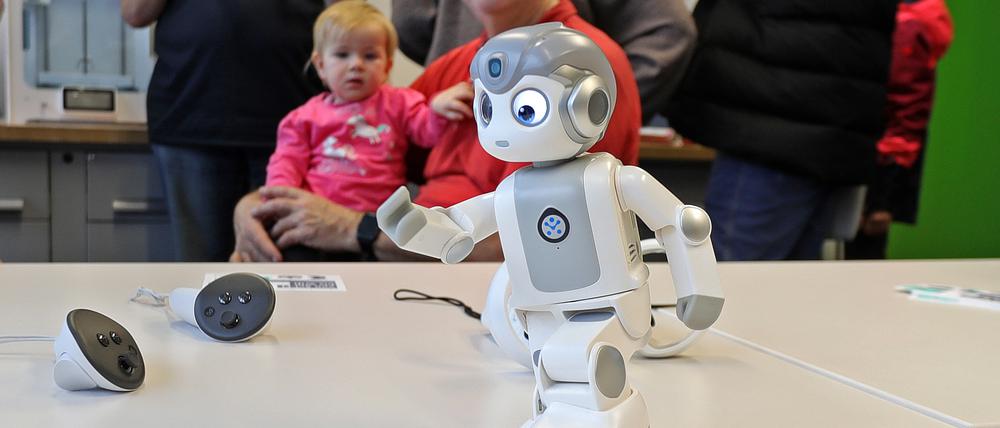 Ein kleiner Roboter in der Digitalwerkstatt der Stadt- und Landesbibliothek Potsdam.