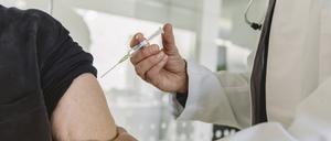 Ärzte appellieren an alle Älteren und Risikopatienten, rechtzeitig vor Weihnachten ihren Impfstatus überprüfen zu lassen. 