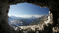 Blick aus einem Stollen in den Dolomiten in Südtirol.