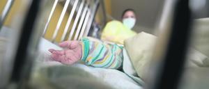 Ein am Respiratorischen Synzytial-Virus (RS-Virus oder RSV) erkrankter Patient liegt auf einer Kinderstation einer Klinik in einem Krankenbett. 