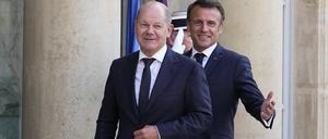 Emmanuel Macron, Präsident von Frankreich, und Bundeskanzler Olaf Scholz (SPD) beim Ukraine-Gipfel im Elysee-Palast. 