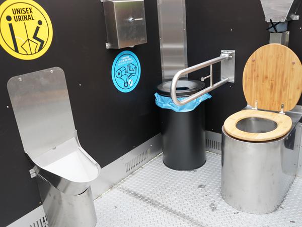 Das Unisex-Urinal ist niedriger und schmaler. So kann es „von jedem Körper genutzt werden“, erklärt Finizio-Geschäftsführer Florian Augustin. Gerade von Frauen gebe es deshalb phänomenales Feedback.