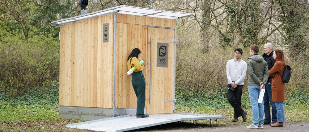 Jeder Berliner Bezirk erhält in diesem Frühjahr zwei autarke öffentliche Toiletten, die kostenfrei genutzt werden können. Die Toiletten kommen ohne Wasser- und Stromanschluss aus.