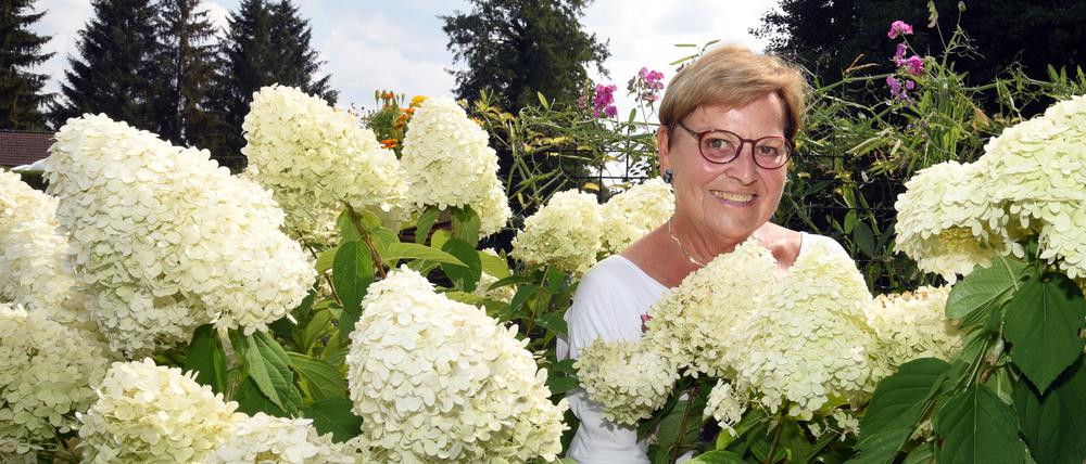 Ilona Franke in ihrem Blumenparadies.