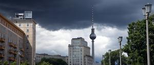 Dunkle Regen- und Gewitterwolken sind über dem Strausberger Platz und dem Fernsehturm zu sehen. 