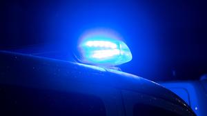 Blaulicht auf dem Dach eines Polizeiwagens. (Symbolbild)