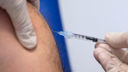Ein Mitarbeiter impft im «Klinikum rechts der Isar» einen Mann mit dem Impfstoff von Bavarian Nordic (Imvanex/Jynneos) gegen Affenpocken. 