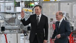 Bundeskanzler Olaf Scholz (r., SPD) und Elon Musk bei einem Besuch in Grünheide 2022. 