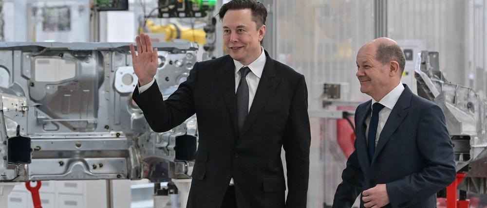 Bundeskanzler Olaf Scholz (r., SPD) und Elon Musk bei einem Besuch in Grünheide 2022. 