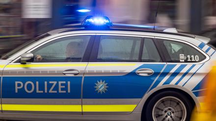ARCHIV - 12.05.2021, Bayern, München: Ein Polizeiwagen fährt mit Blaulicht zu einem Einsatz. (zu dpa: «Mann bedroht 13-Jährige - Ermittlungen wegen Körperverletzung») Foto: Peter Kneffel/dpa +++ dpa-Bildfunk +++