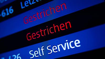 Eine Anzeigetafel mit ausgefallen Lufthansa-Flügen am Flughafen Berlin Brandenburg wahrend einem Streik der Lufthansa-Mitarbeiter am 07. Februar 2024.