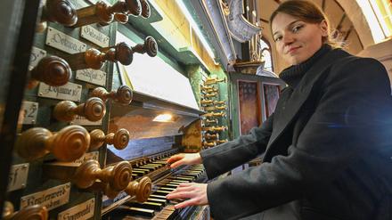 Maria Schella an der Wagner-Orgel in der Angermünder Marienkirche. 