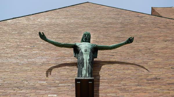 Die Jesus-Christus-Kirche in Dahlem. Hier predigte Martin Niemöller gegen das NS-Regime. Nach seiner Verhaftung trübte sich die Lage stark ein.