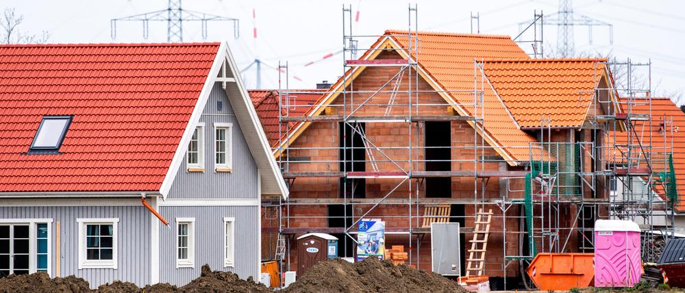 Mehrere im Bau befindliche Einfamilienhäuser stehen in einem Neubaugebiet im Ortsteil Haimar. 