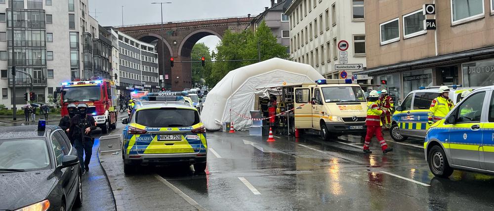 Ein Großaufgebot der Polizei ist in Wuppertal im Einsatz. 