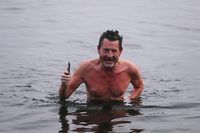 Kai Diekmann nimmt regelmäßig ein Bad im Jungfernsee - auch bei eisiger Kälte.
