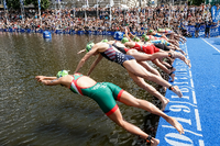 Auf geht´s in die Alster. Der Hamburg-Triathlon ist stets ein internationales Sport-Highlight.