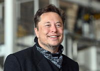 Tesla-Chef Elon Musk stellt auf dem Fabrikgelände in Fremont den Tesla Model 3 vor. (Archivbild)