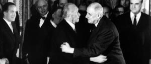 Historische Umarmung: Bundeskanzler Adenauer und Präsident de Gaulle bei der Vertragsunterzeichnung 1963.