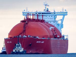 Von Schleppern begleitet transportiert der LNG Tanker „Arctic Lady“ eine Ladung LNG zum Energie-Terminal Deutsche Ostsee.
