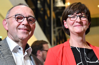 Das Kandidatenpaar Norbert Walter-Borjans (l) und Saskia Esken