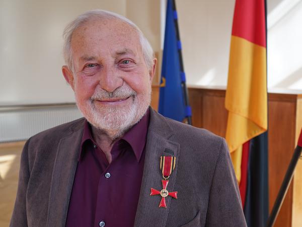 2021 hat Erich John, der Erfinder der Weltzeituhr, das Bundesverdienstkreuz am Bande verliehen bekommen.