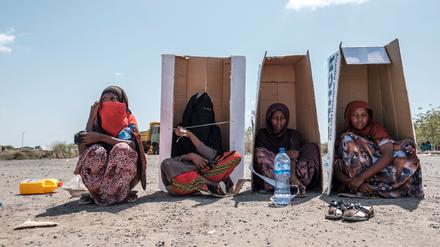 Eritreische Flüchtlinge warten in Semera in Äthiopien auf Registrierung durch das UN-Flüchtlingshilfswerk. 