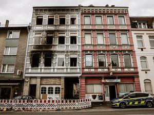 Nach dem Großbrand in einem Mehrfamilienhaus in Solingen mit vier Toten gehen die Ermittlungen zur Ursache weiter.