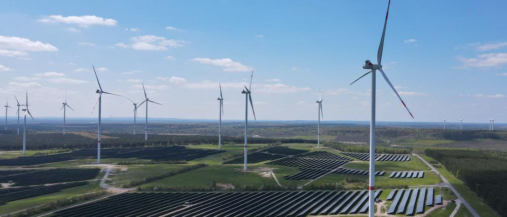 Auf der Hochfläche in Klettwitz bei Schipkau (Landkreis Oberspreewald-Lausitz) stehen viele Windenergieanlagen und mehrere Solarparks.