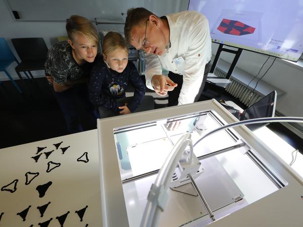 Bei der Eröffnung des „Potsdam Lab“ durften Florian (13) und Christina (8) den 3-D-Drucker ausprobieren.