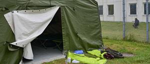 Ein Zelt für Flüchtlinge steht auf dem Gelände der Zentralen Erstaufnahmeeinrichtung für Asylbewerber (ZABH) des Landes Brandenburg.