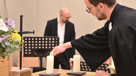 Pfarrer Jan Kingreen entzündete am Ostermontag die Kerzen auf dem Altar der Turmkapelle. Neben den Kerzen steht das Nagelkreuz aus Coventry.