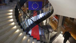 Ein Mann geht während einer Sondersitzung zum Thema Lobbyismus im Europäischen Parlament eine Treppe hinunter. 