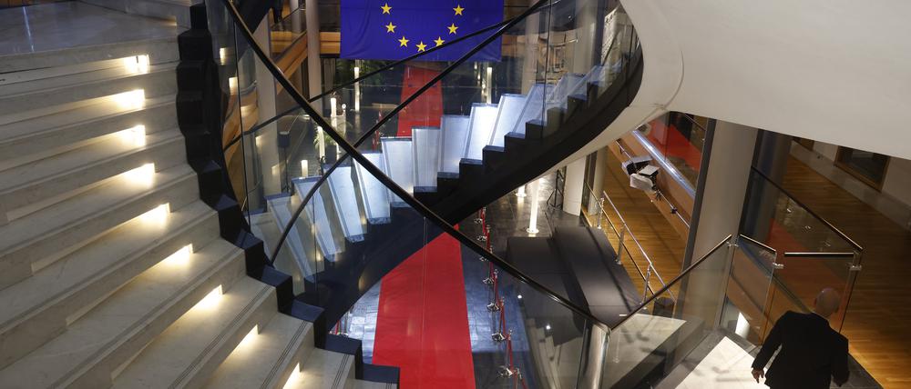 Ein Mann geht während einer Sondersitzung zum Thema Lobbyismus im Europäischen Parlament eine Treppe hinunter. 