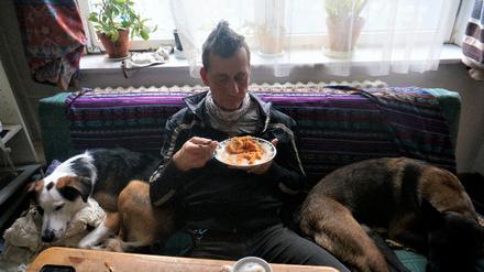 Das aktuelle Foto zeigt nach Angaben des Landeskriminalamtes Niedersachsen mit sehr hoher Wahrscheinlichkeit Burkhard Garweg zwischen zwei Hunden auf dem Sofa sitzend und essend. 