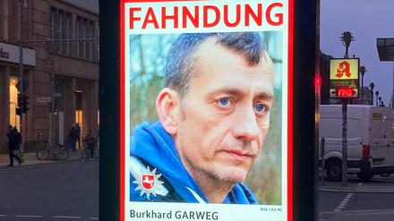 Ein Fahndungsplakat des Landeskriminalamts Niedersachsen zeigt den mutmaßlichen früheren RAF-Terroristen Burkhard Garweg auf einer digitalen Anzeigetafel in der Innenstadt. 