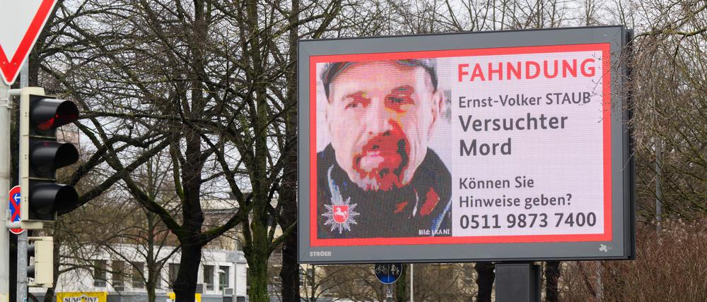 Das Landeskriminalamt Niedersachsen fahndet auf einer digitalen Anzeigetafel nach Ernst-Volker Staub. +