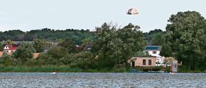 Auf dem Fahrländer See kenterte ein Kite-Surfer (Symbolbild)