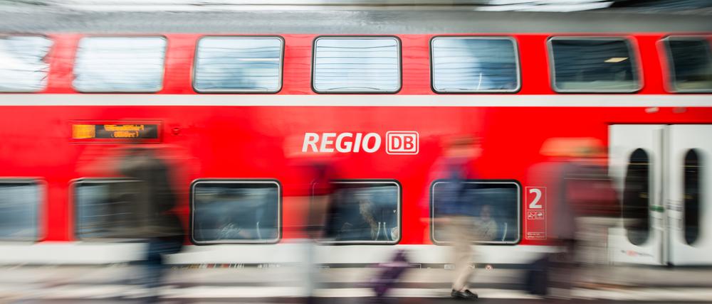 Eine Regionalbahn der Deutschen Bahn (DB) fährt am 29.09.2014 in den Hauptbahnhof in Berlin ein. (Symbolbild)