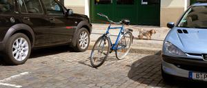 Erlaubt und kostenfrei: ein Fahrrad auf einem Parkplatz.