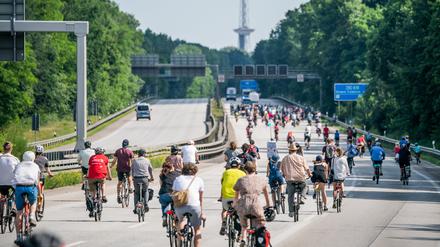 Bei einer Fahrraddemo fahren Teilnehmer über die Avus in Berlin. Wird das jetzt bald zur Regel?