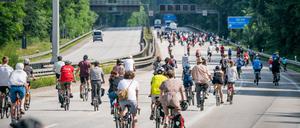 Bei einer Fahrraddemo fahren Teilnehmer über die Avus in Berlin. Wird das jetzt bald zur Regel?