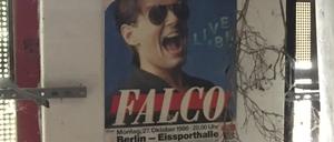 Drah’ di net um... Falco-Plakat von 1986 in verlassener Berliner-S-Bahn-Kneipe.