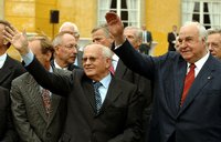 Altkanzler Helmut Kohl (CDU, r.) und der ehemalige sowjetische Präsident Michael Gorbatschow 2005 im Schlosspark Sanssouci anlässlich der Feierlichkeiten zum Tag der Deutschen Einheit.  
