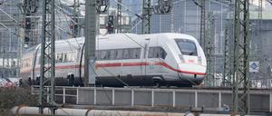 Ein ICE der Bahn fährt in den Frankfurter Hauptbahnhof ein. 
