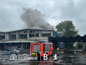 Die Feuerwehr löscht einen Brand in Berlin-Marzahn. 