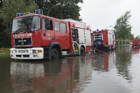 Nach dem Regen: Die Feuerwehr versucht am 30. Juni, das Wasser in Leegebruch (Brandenburg) abzupumpen.