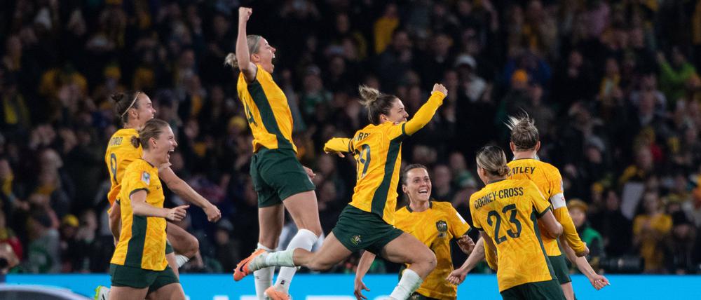 Die Australierinnen feiern den Auftaktsieg gegen Irland.